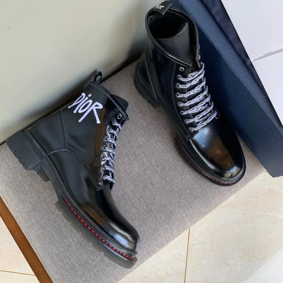 [DIOR] Top P: 1000💰 Number of yards: 39~44 (38.45 custom-made, non-refundable) Dior Dior~ Winter series, original 1:1 development Casual men's leather shoes Heavy investment, shoes and boots are made of imported cowhide + imported Dior special fabric Not easy to deform black cowhide lining Dior large hardware inlay Original TPU vacuum outsole, black cowhide Black open edge beads Military green suede Black suede Khaki suede leather is crafted by a large factory, and the perfect product is only prepared for you who know your taste! Any comparisons are welcome.